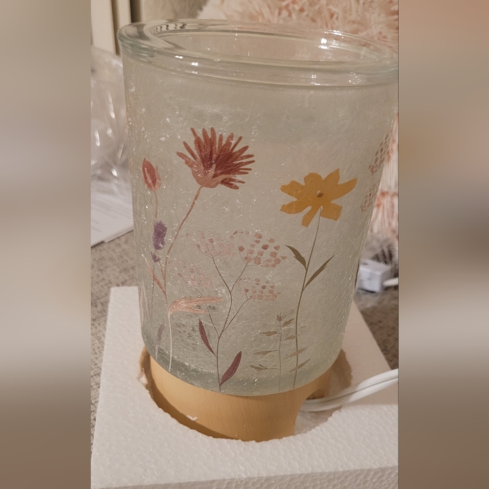 Scentsy Pick of the Bunch Warmer –White with Floral Accents with 2 wax sets BNIB - Picture 5 of 12